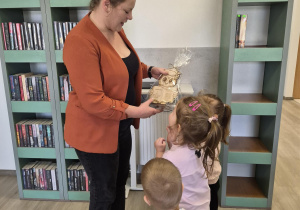 dzieci wręczają podziękowanie za lekcję biblioteczną