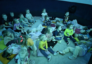 dzieci oglądają film w kopule