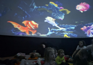 dzieci oglądają podwodny świat