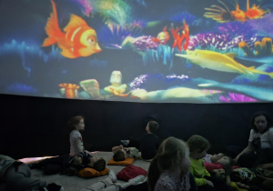 dzieci w kinie sferycznym