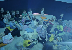 "Krasnale" z zaciekawieniem oglądają film