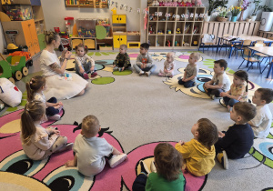 dzieci słuchają opowiadania o zajączkach