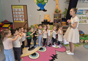 dzieci ustawiają się w pociąg