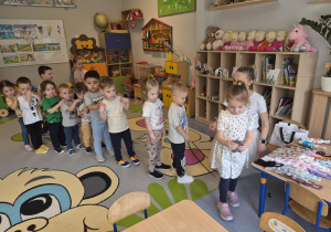 dziewczynka wybiera kolor zajączka