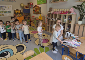 chłopiec wybiera kolor zajączka