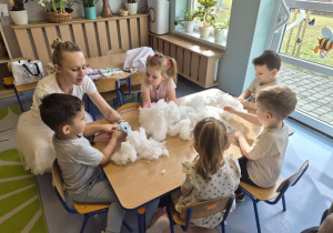 dzieci wypełniają uszyte wcześniej zajączki