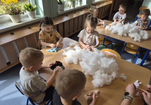 dzieci wypełniają zajączki