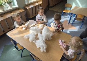 dzieci pracują przy stolikach