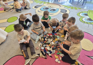 chłopcy wybierają spodnie dla swoich zajączków