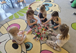 dziewczynki wybierają spódniczki