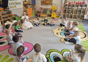 dzieci słuchają w co dalej ubrać zajączka