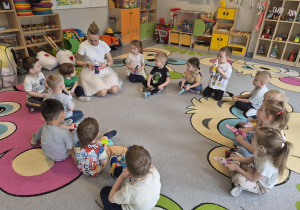 ciocia Pleciuga pokazuje jak zawiązać apaszkę