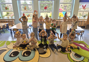 zdjęcie grupowe dzieci z zajączkami