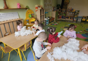 wykonanie zajączków przez dzieci