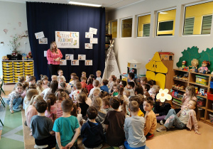 Nauczyciel opowiada o znaczeniu kolorowych skarpetek