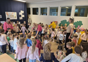 Dzieci wraz z Paniami tańczą w kole