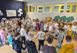 Dzieci tańczą w kole