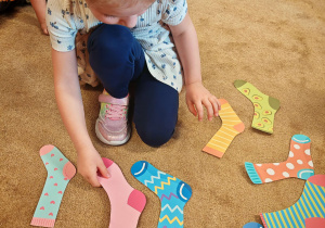 Dziewczynka układa kolorowe skarpetki