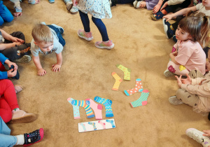 Dzieci układają kolorowe skarpetki