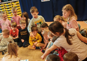 Dzieci układają kolorowe skarpetki