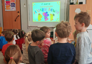 Dzieci oglądają film edukacyjny