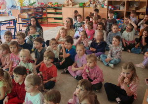 Dzieci oglądają film edukacyjny