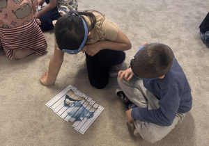 Dzieci układają puzzle.