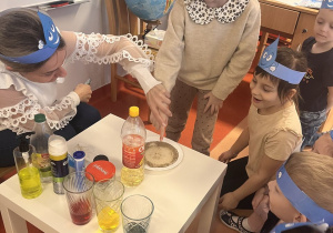 Dziewczynka wykonuje eksperyment .