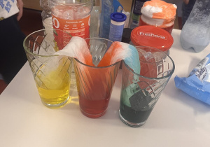 Pokaz doświadczenia z kolorami i wodą.