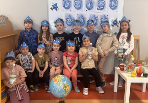 Zdjęcie grupowe na tle dekoracji .