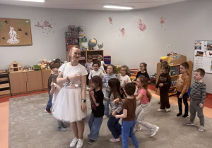 Dzieci ustawiają się w "pociąg" za Panią.