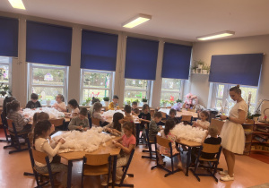 Dzieci wypychają swojego zajączka.