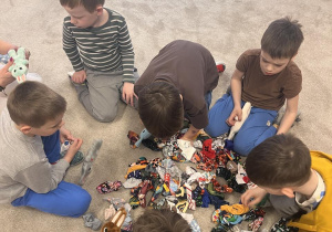 Chłopcy wybierają ubranka dla swojego zajączka.