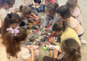 Dziewczynki wybierają odzież dla swojego zajączka.