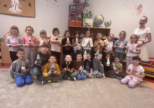 Zdjęcie grupowe z Panią Pleciugą oraz swoimi zajączkami.