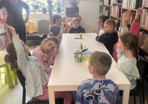 Pani bibliotekarka rozmawia z dziećmi nt. obejrzanego filmu.