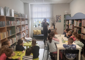 Pani pokazuje instrukcje zrobienia zakładki.