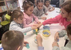 Dzieci samodzielnie wykonują zakładkę.