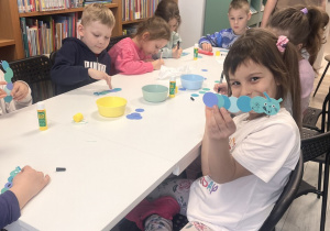 Dziewczynka pokazuje efekt końcowy zakładki.