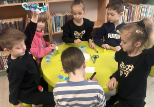 Dzieci wykonują zakładkę.