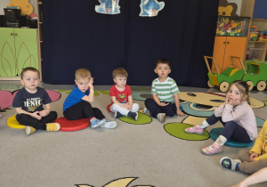dzieci słuchają opowiadania o przygodach kropelki wody