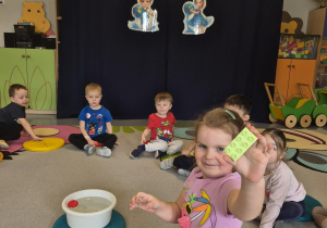 dziewczynka sprawdza czy wybrany przedmiot pływa czy tonie