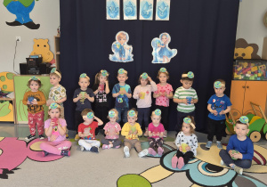 zdjęcie grupowe na tle dekoracji