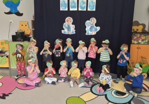 zdjęcie grupowe z kubkami wody