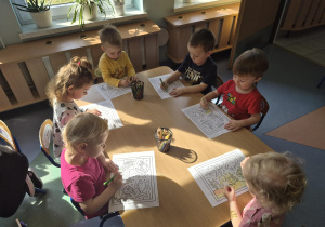 przedszkolaki kolorują podwodny świat