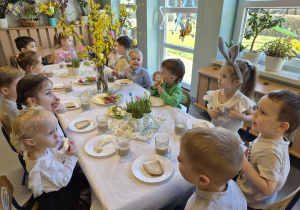 dzieci siedzą przy stole