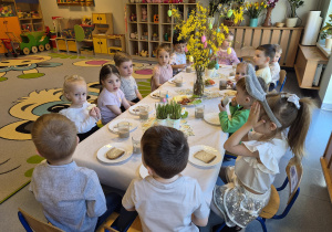 przedszkolaki przy śniadaniu wielkanocnym