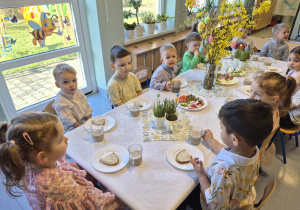 dzieci przy wspólnym stole