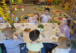 "Krasnale" przy wielkanocnym stole