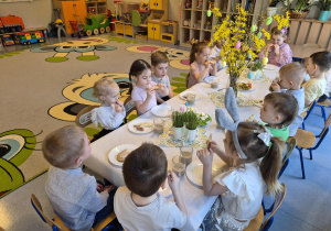 "Krasnale" przy wspólnym śniadaniu